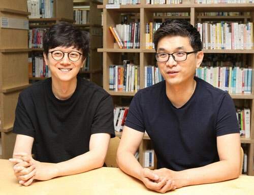 장정선 엔씨소프트 NLP센터장(오른쪽)과 양푸름 기획자.  엔씨소프트 제공